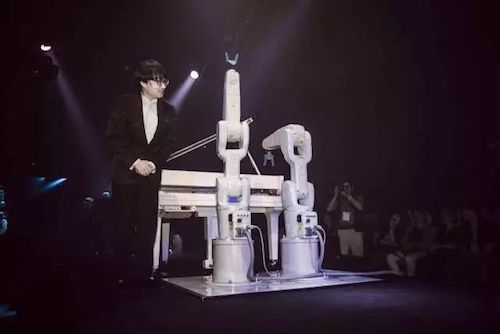万利艺术家宋思衡携手机器人奏响“科技之音”