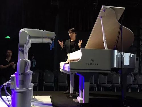 万利艺术家宋思衡携手机器人奏响“科技之音”